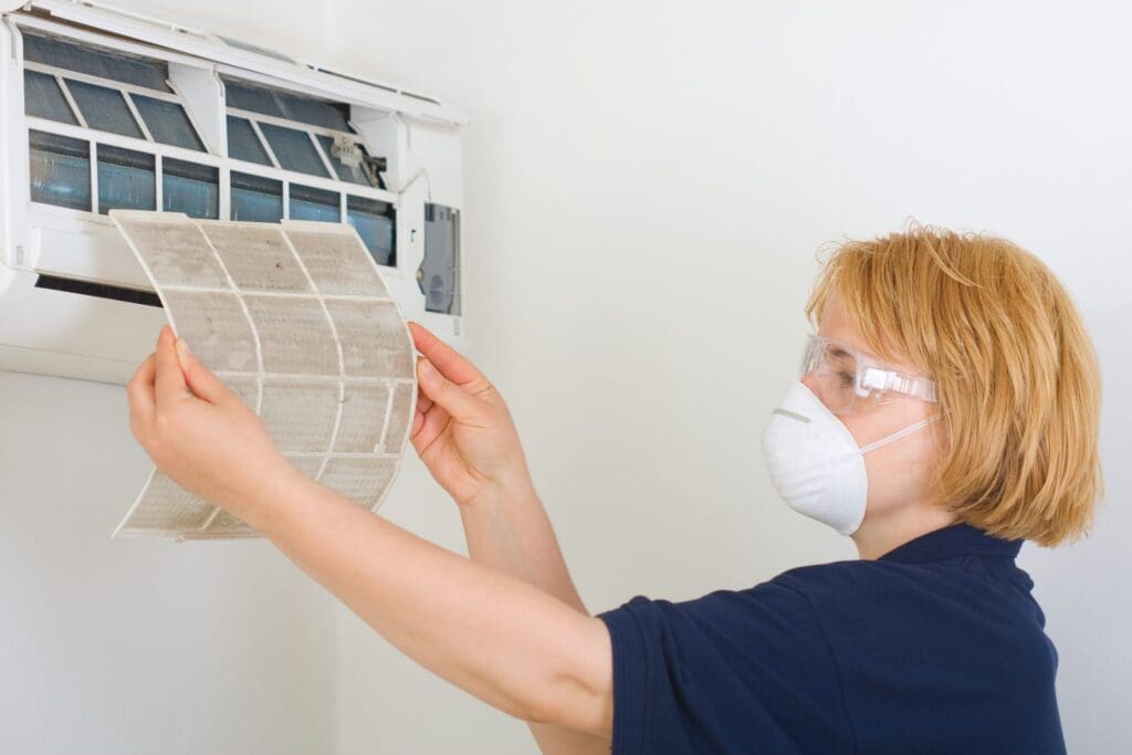 Cleaning air conditioner Cleaning air conditioner from dust